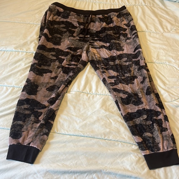 Fuzzy lounge set - Picture 3 of 4